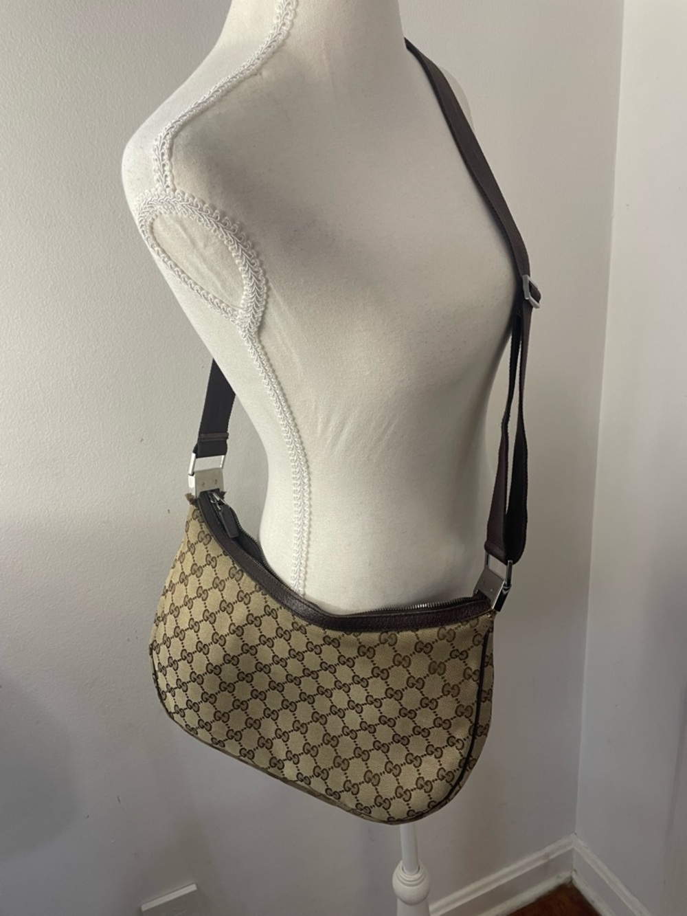 Authentic Gucci Beige GG Canvas Shoulder Bag with Black Strap - Picture 8 of 13